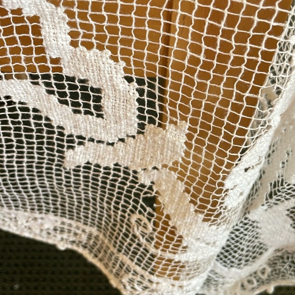 VTG Lace tablecloth. exquisite. Floral pattern. Cleaned. 84x64”. - Picture 7 of 7